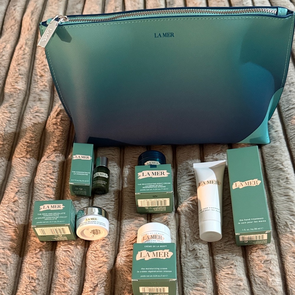 La Mer Teal Cosmetic Bag with Skincare Collection